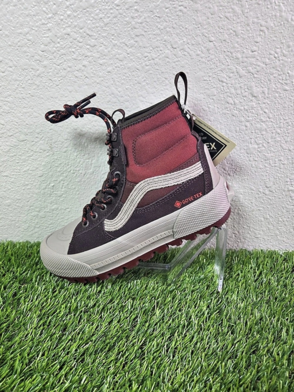 Vans UltraRange EXO Hi MTE-3 GORE-TEX Boots in Red & Black